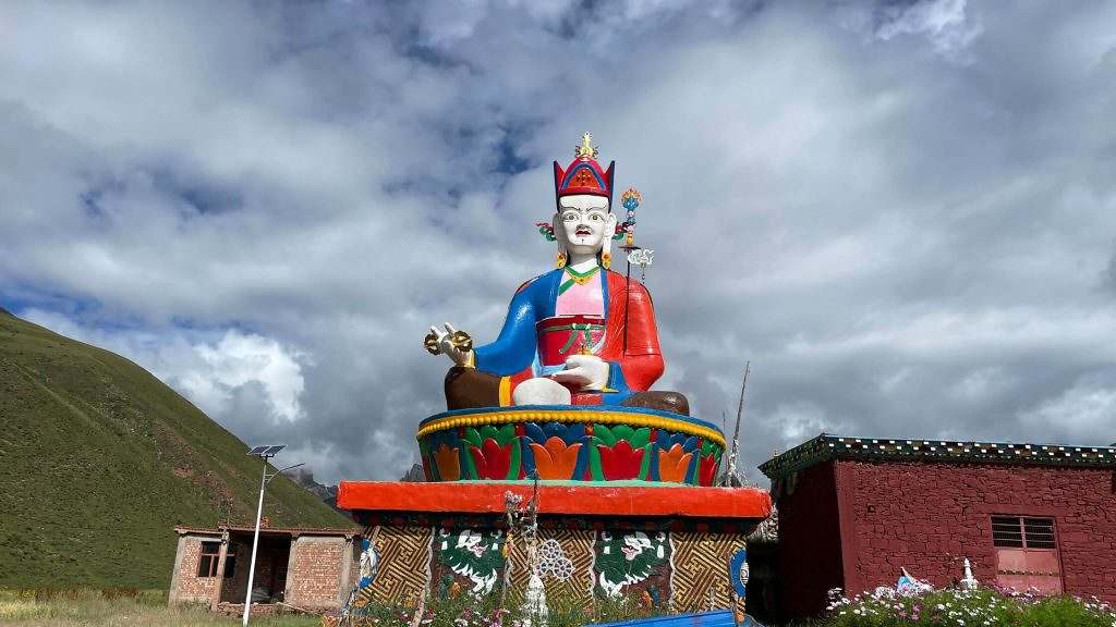 Guru statue at Chik Nyi Sep township
