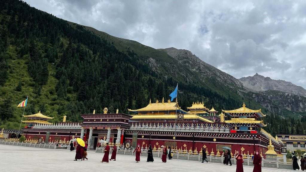 The main temple at Dzogchen Monastery