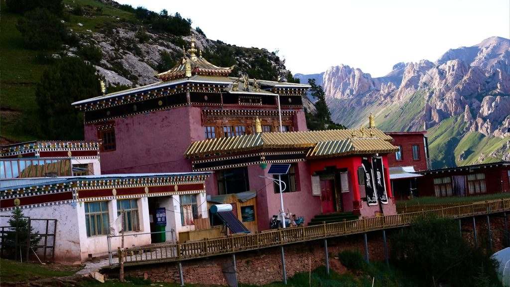 Raza Dzonggo Gon Monastery in Kham Nangchen
